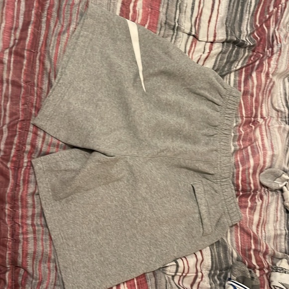 Men’s Nike grey shorts large - Picture 3 of 4